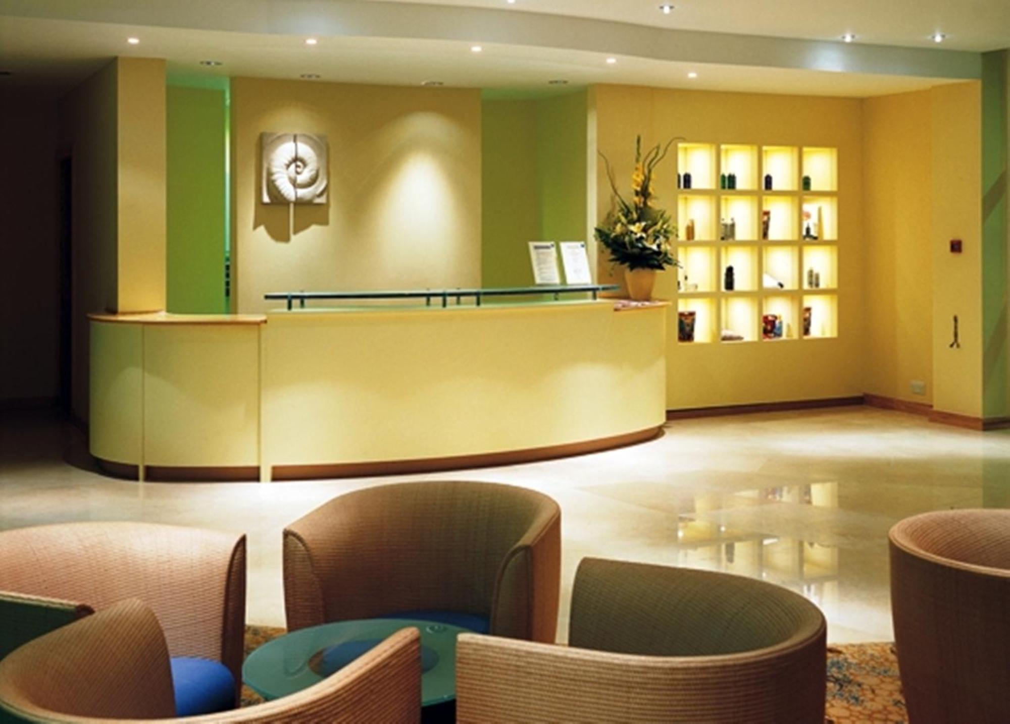 Regency Park Hotel, Health Club & Spa Тэтчем Интерьер фото